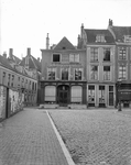 853386 Gezicht op de voorgevels van de huizen Oudkerkhof 51 (Firma J.J. Goettsch) en 49 te Utrecht vanuit de Korte ...